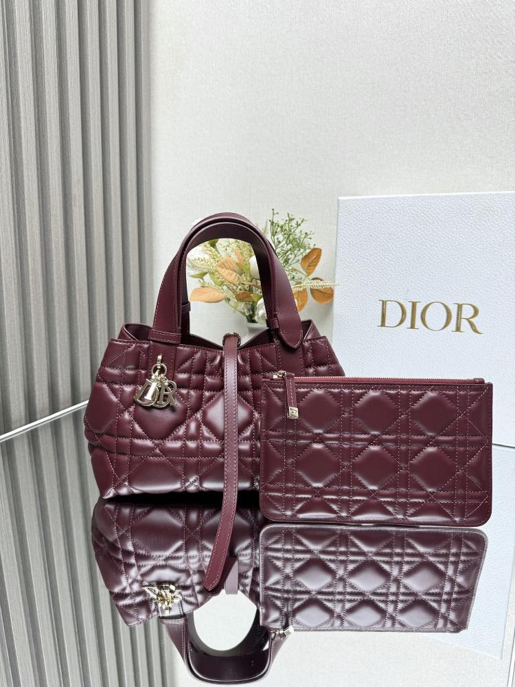 DIORTOUJOURS handbag wine red small sizeThis Dior Toujours handbag made a brilliant debut in the 2023 SpringSummer collection with a unique and prac