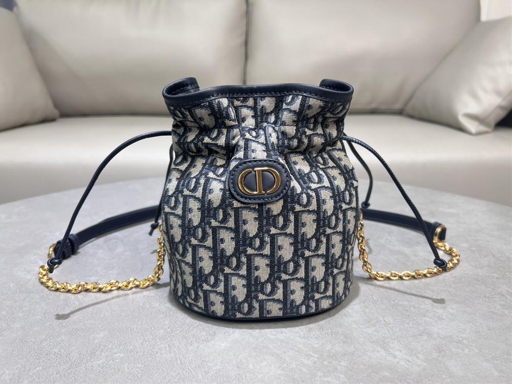 30 Montaigne Mini Drawstring Bucket BagBlue Oblique printed fabricNumber S2374UTZQThis mini drawstring bucket bag is a new addition to the 20225 early