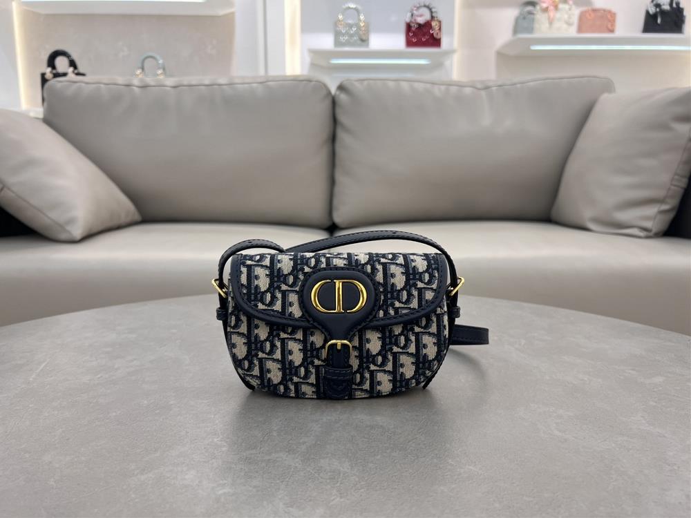 This Dior Bobby mini handbag is a new product in the early spring collection of 2025 which reinterprets the silhouette of a shoulder bag with exquisi