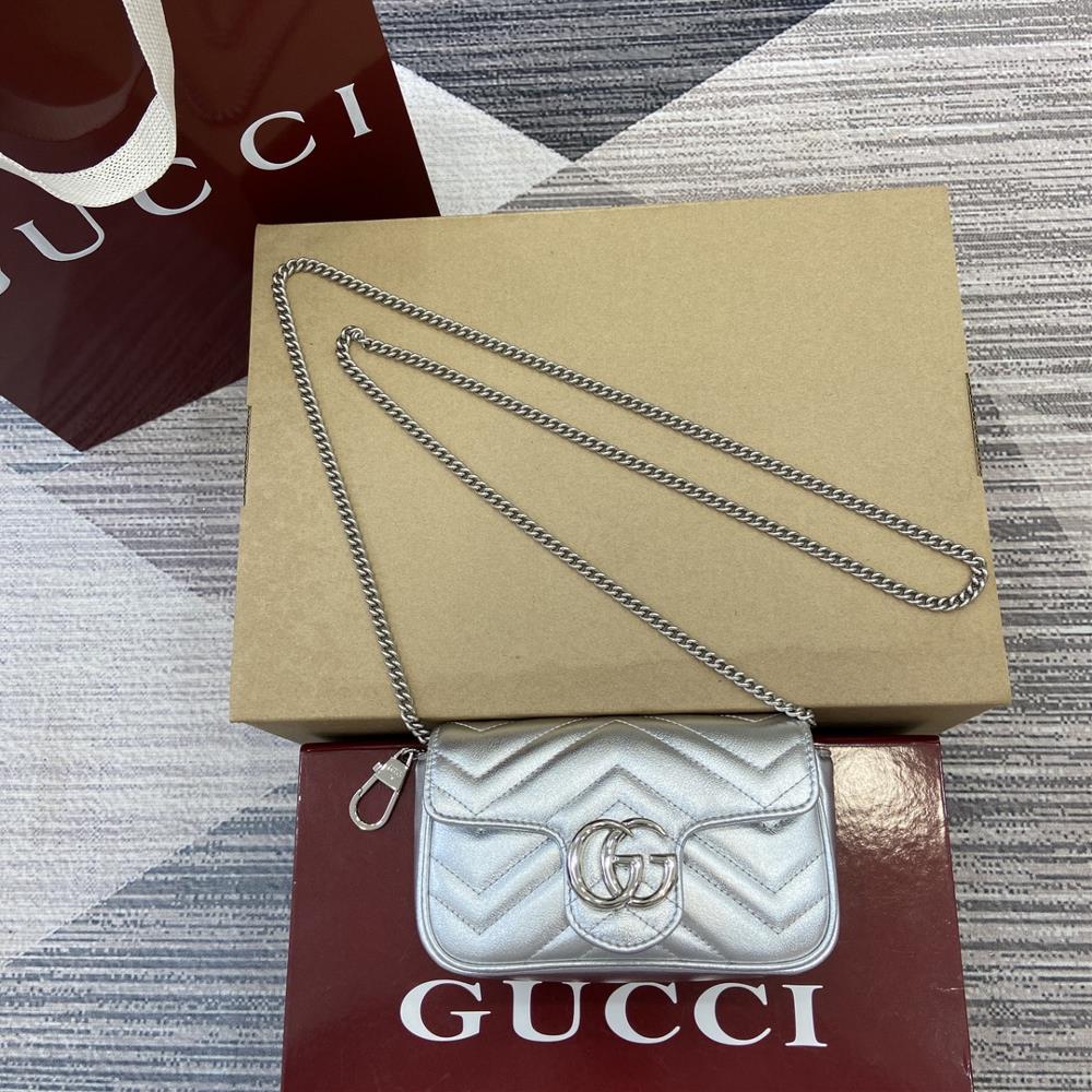 Comes with a complete set of counter packaging GG Marmont series ultra mini handbagsFrom mirrored leather to sparkling crystals Gucci celebrates the