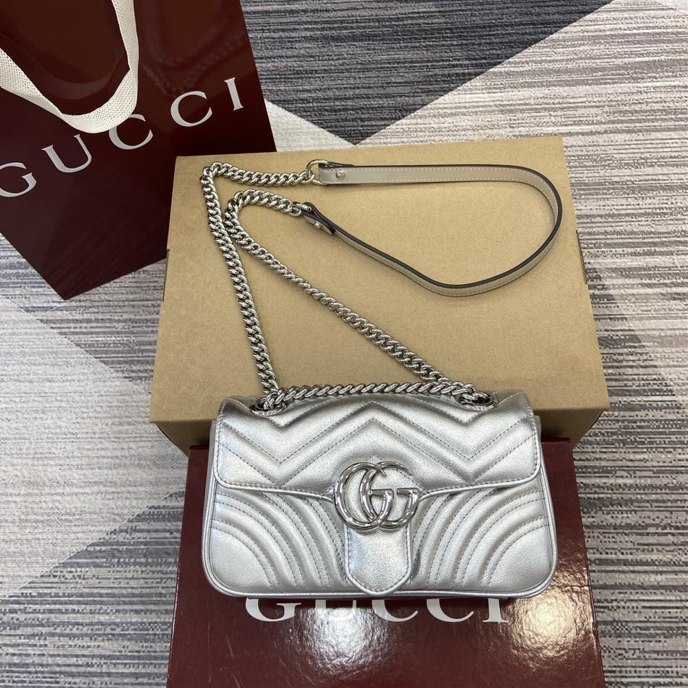 Comes with a complete set of counter packaging GG Marmont series mini handbagsFrom mirrored leather to sparkling crystals Gucci celebrates the gift g