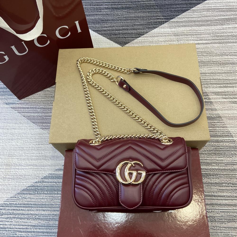 Comes with a complete set of counter packaging GG Marmont series quilted mini handbagsThis GG Marmont series mini handbag features a highly recognizab