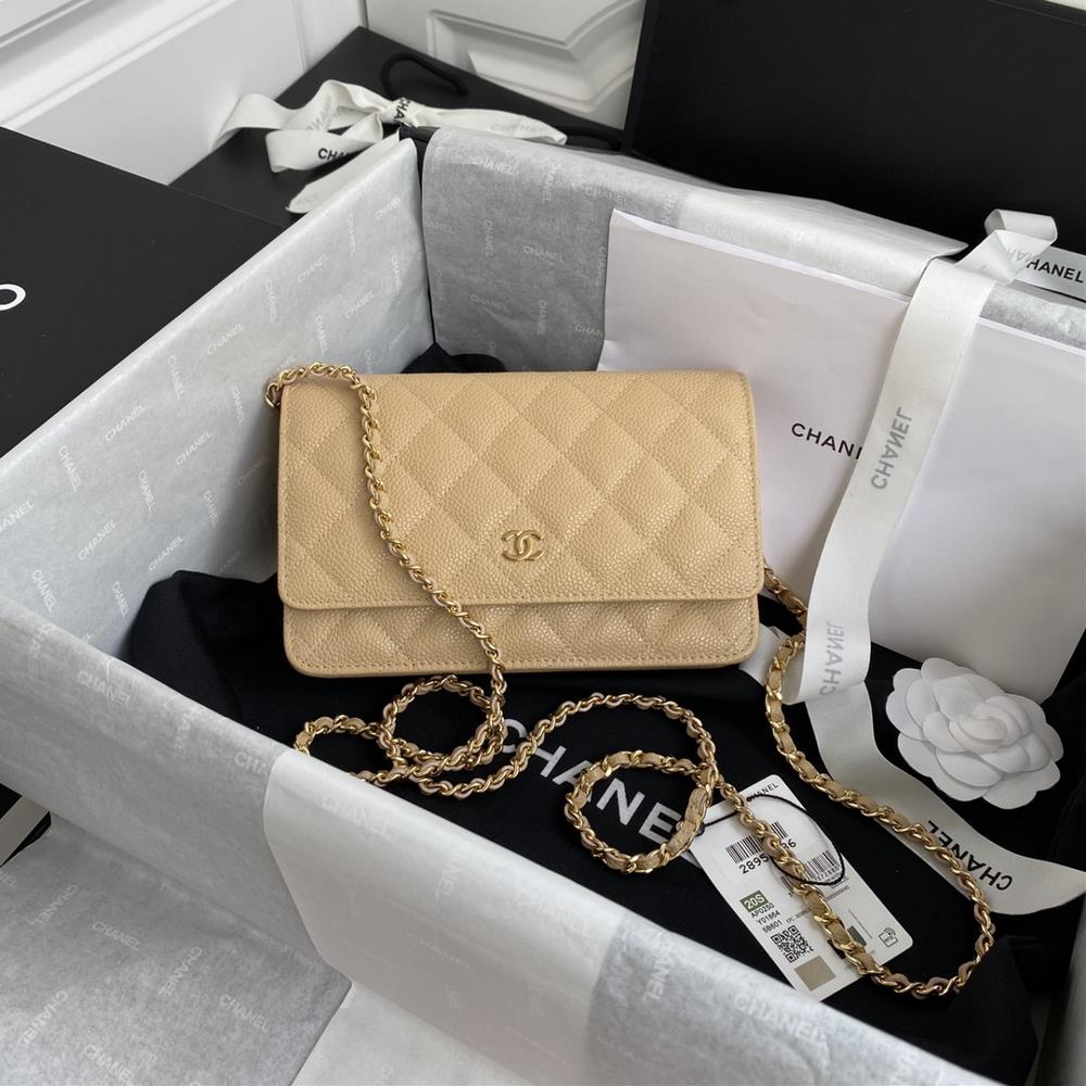 The 0250 SpringSummer New WOC Wealth Bag features classic designs such as calf leather diamond grid and leather through metal chain Its appearance