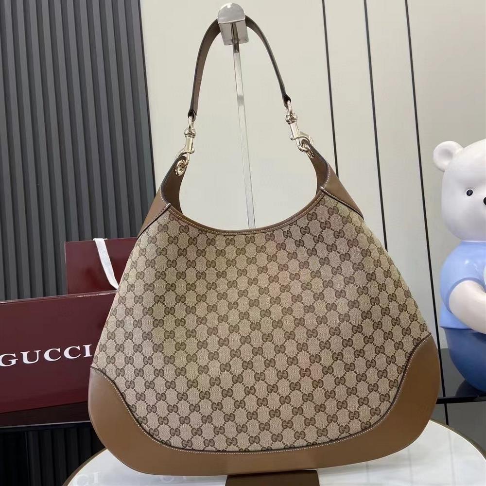 New Gucci Body Double Lock Medium Shoulder BackpackPresenting the Gucci Body double lock handbag collection inspired by vintage designs from the 1950