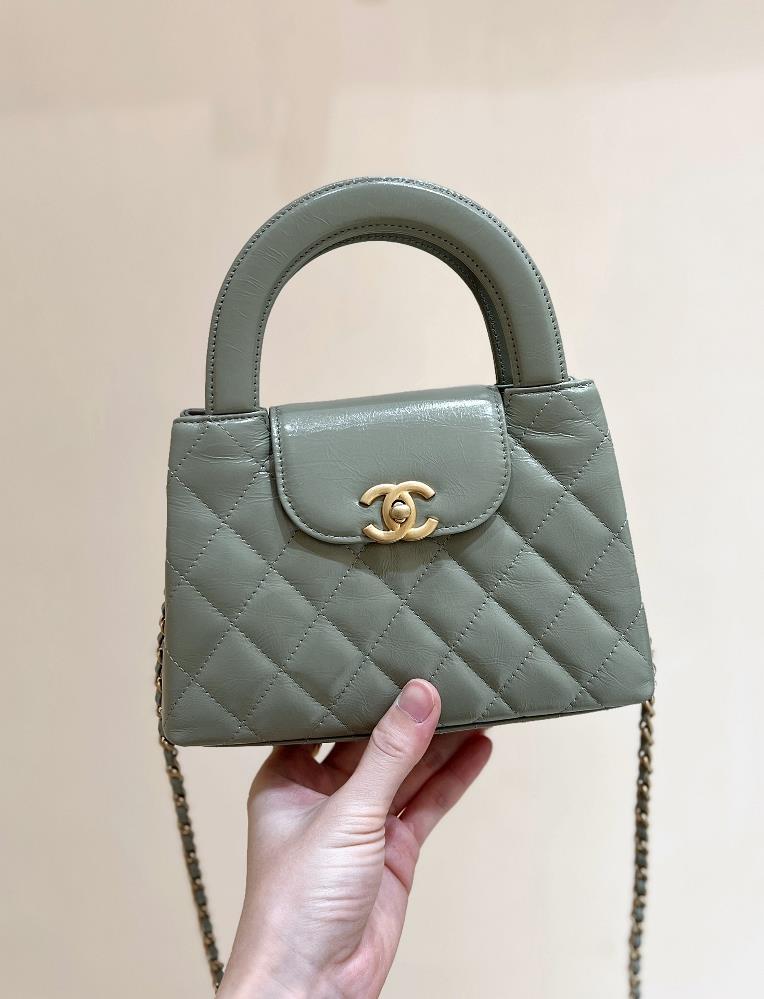 We are about to ship and celebrate25C Kellys new color is pleasantSuper goodlooking new green love heartThe Kelly bag that everyone is looking forwa