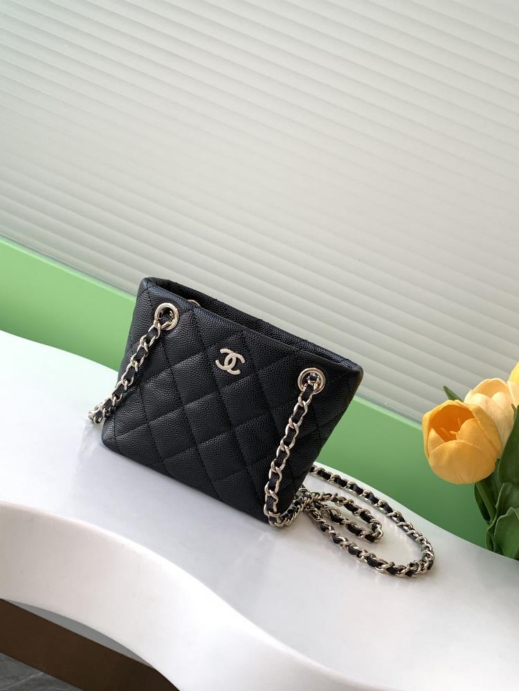 Chanel25cM sAmini totePractical yet versatileThe compact and mini body of the bag combined with the shape of the tote resembles a black gemstone wor