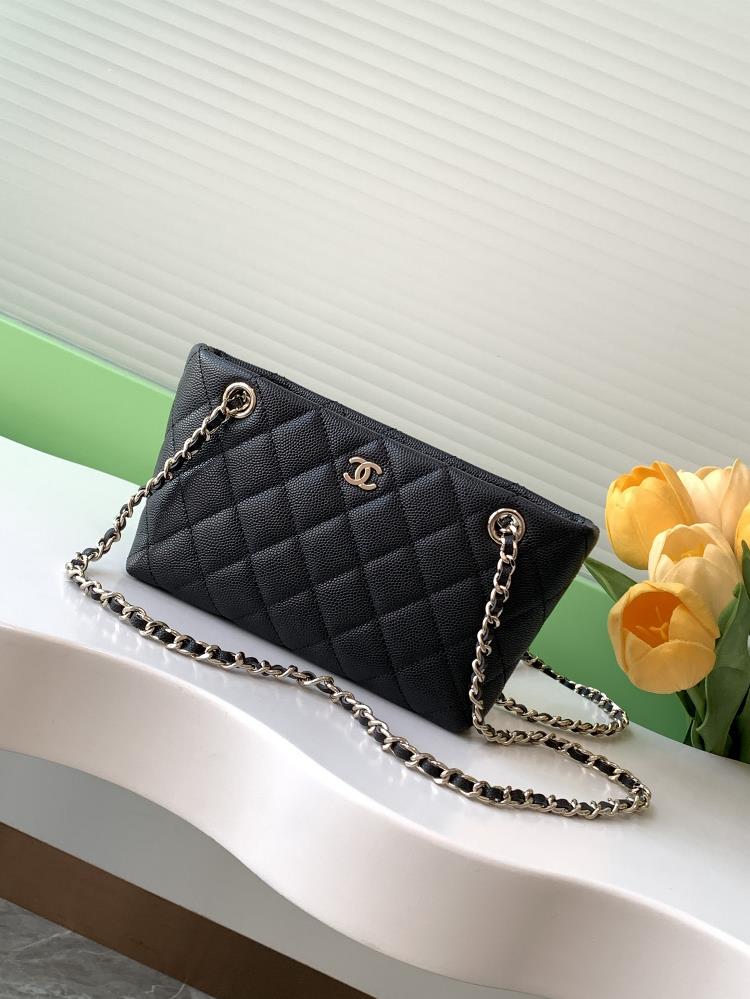 Chanel25cM sAmini totePractical yet versatileThe compact and mini body of the bag combined with the shape of the tote resembles a black gemstone wor