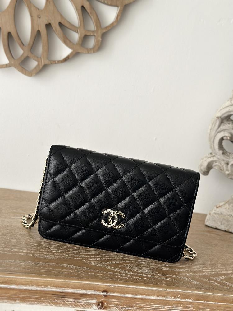 The Chanel 24K embossed rhinestone chain woc is super luxurious made of highquality sheepskin material with excellent glossiness and hand feel What