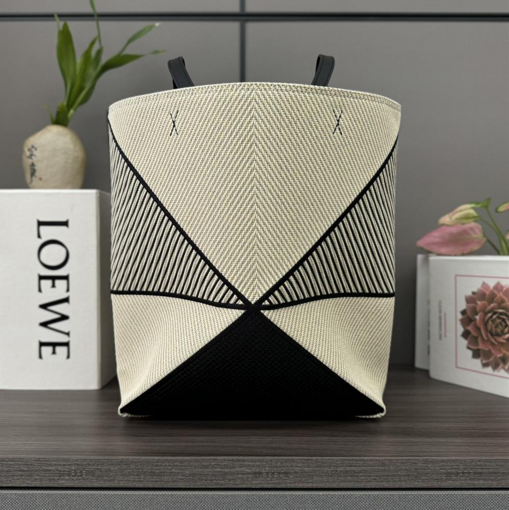 The new Puzzle Fold handbag by Lw draws inspiration from the geometric lines of the brands classic handbag series and reinterprets the beauty of geom