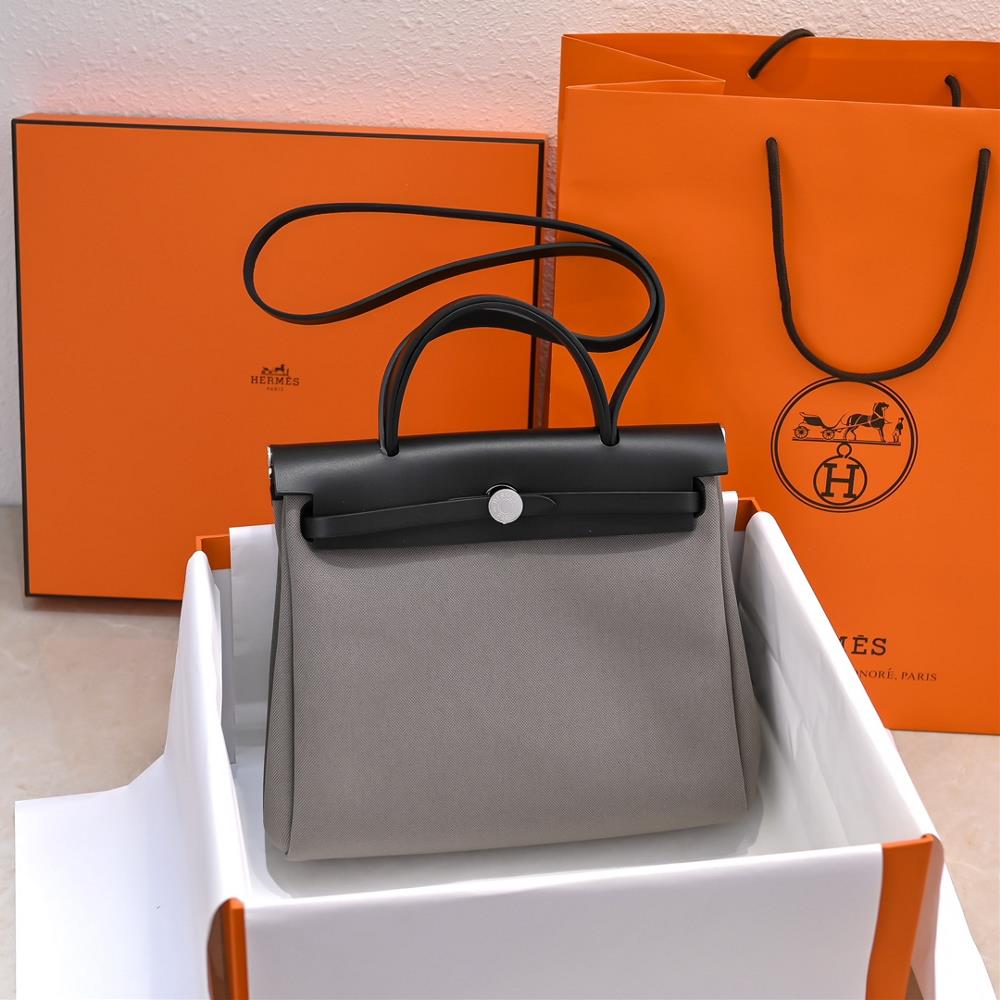 Hermes popular bag 31cmThe design inspiration comes from a saddle bag with a canvas body and leather shoulder straps and handles The appearance is s