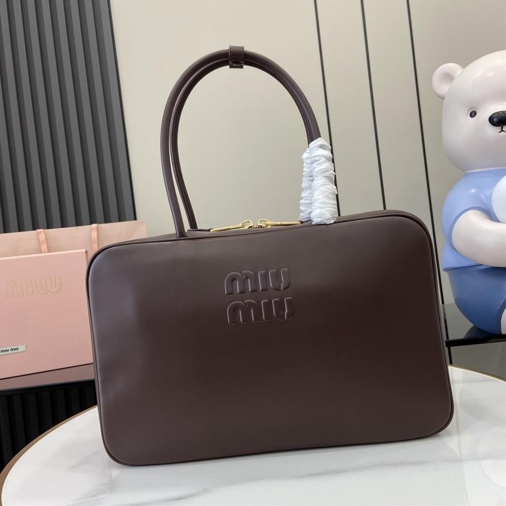 0 Equipped with a full set of original counter packaging the new MIU MIU original briefcase fully integrates fashion and classic The Beau handbag i