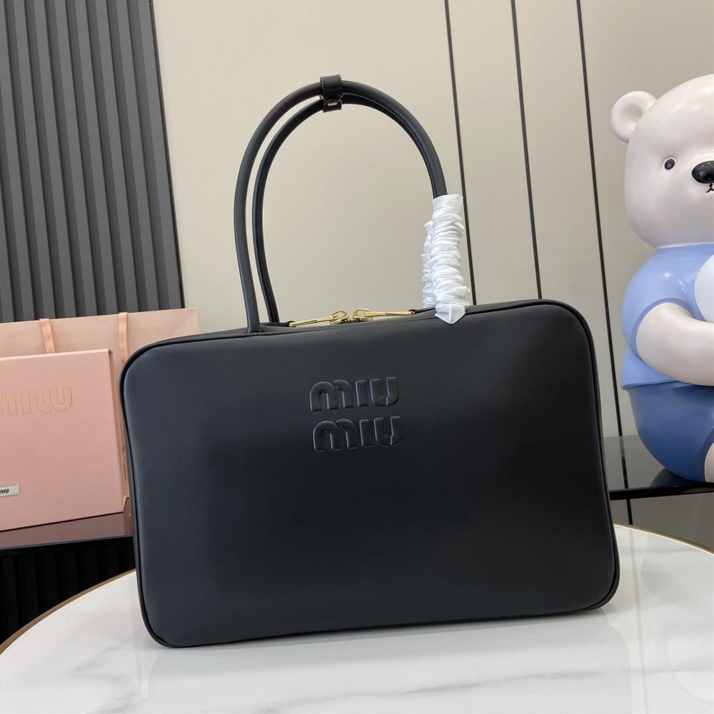 0 Equipped with a full set of original counter packaging the new MIU MIU original briefcase fully integrates fashion and classic The Beau handbag i