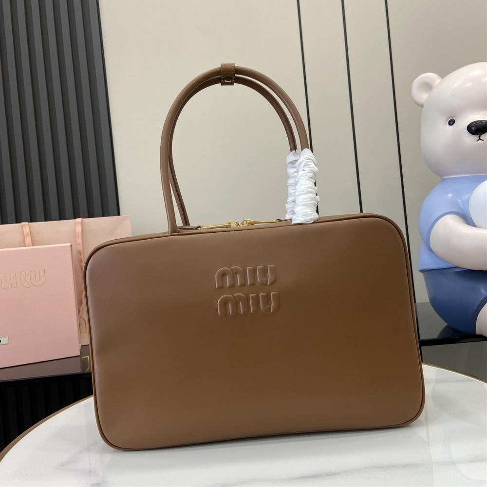 0 Equipped with a full set of original counter packaging the new MIU MIU original briefcase fully integrates fashion and classic The Beau handbag i