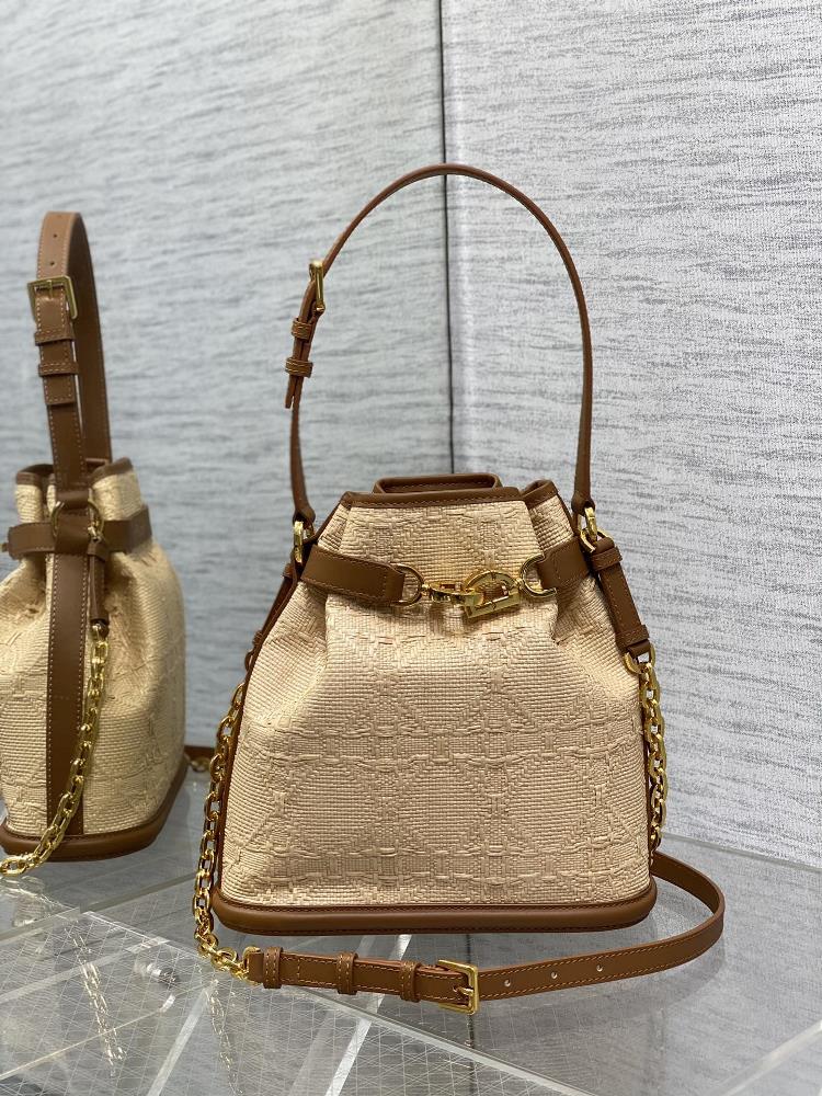 Large size spot goodsThe latest Cest series of brick cabinets elegant and classic woven fabric unique bucket bag shape letter Lock opening and cl