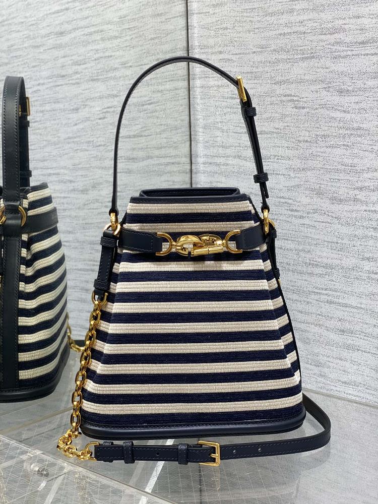 Large size spot goodsThe latest Cest series of brick cabinets elegant and classic woven fabric unique bucket bag shape letter Lock opening and cl