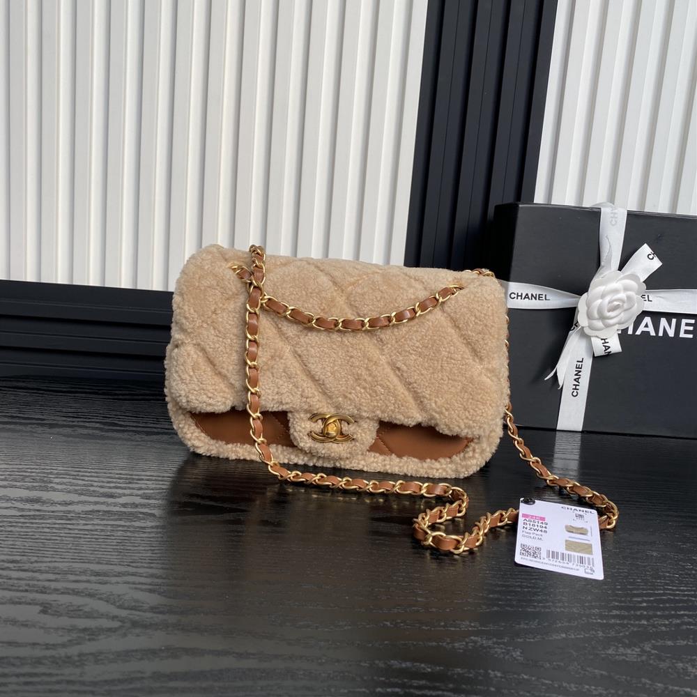 Chanel 24K Lamb Hair CF AS5149 Super Cute Teddy Bear Melad Color Sheepskin and Gold Chain Fury Texture Great Autumn and Winter Casual Matching Atmosph