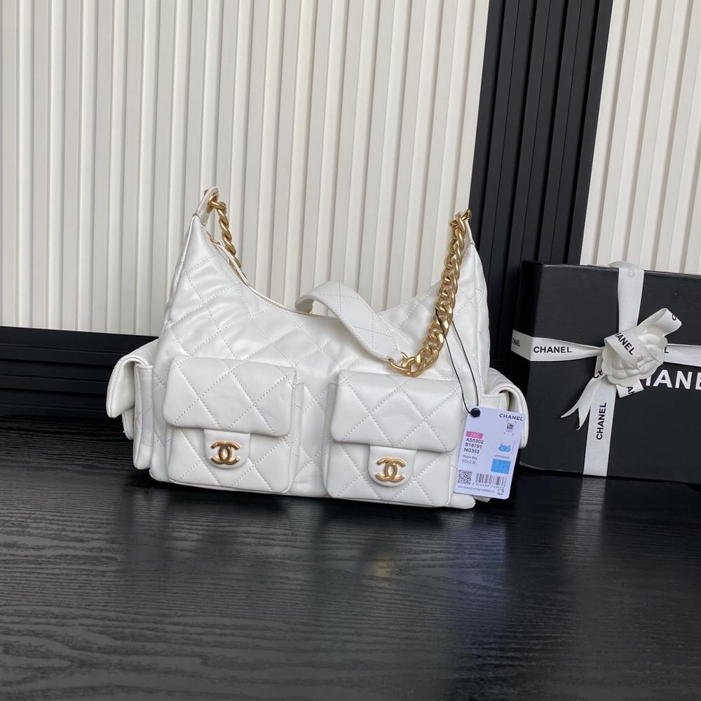 The Chanel 25C early spring collection AS5302 Hoho hippie bag features a unique double opening design that creates a truly casual and elegant upper bo