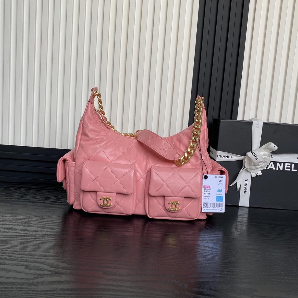 The Chanel 25C early spring collection AS5302 Hoho hippie bag features a unique double opening design that creates a truly casual and elegant upper bo