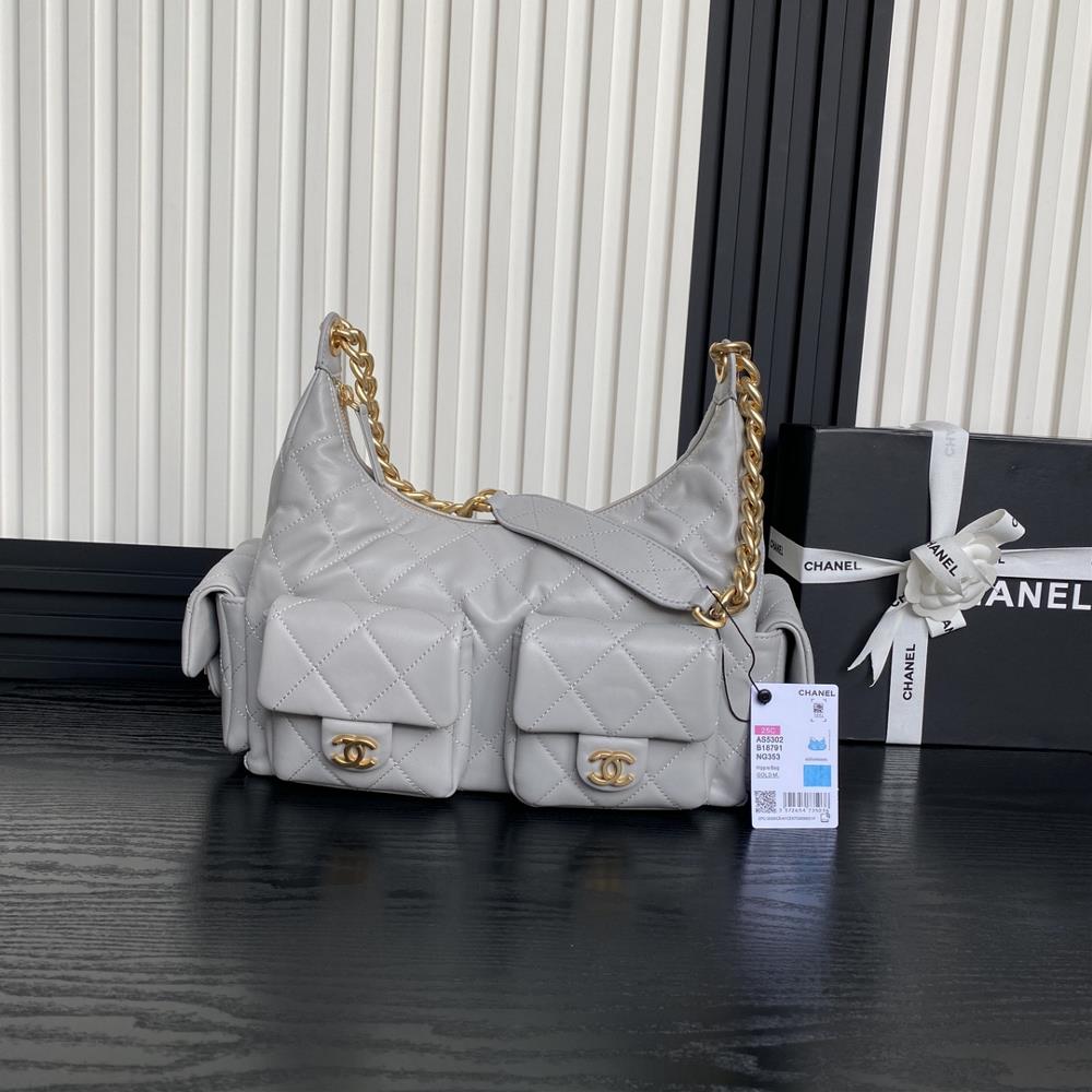 The Chanel 25C early spring collection AS5302 Hoho hippie bag features a unique double opening design that creates a truly casual and elegant upper bo