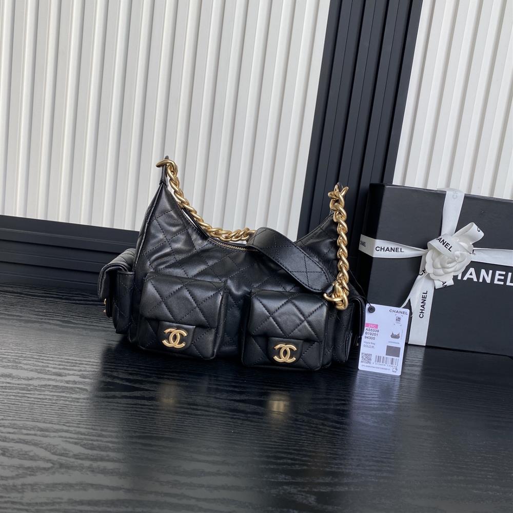 The Chanel 25C early spring collection AS5339 Hoho hippie bag features a unique double opening design that creates a truly casual and elegant upper bo