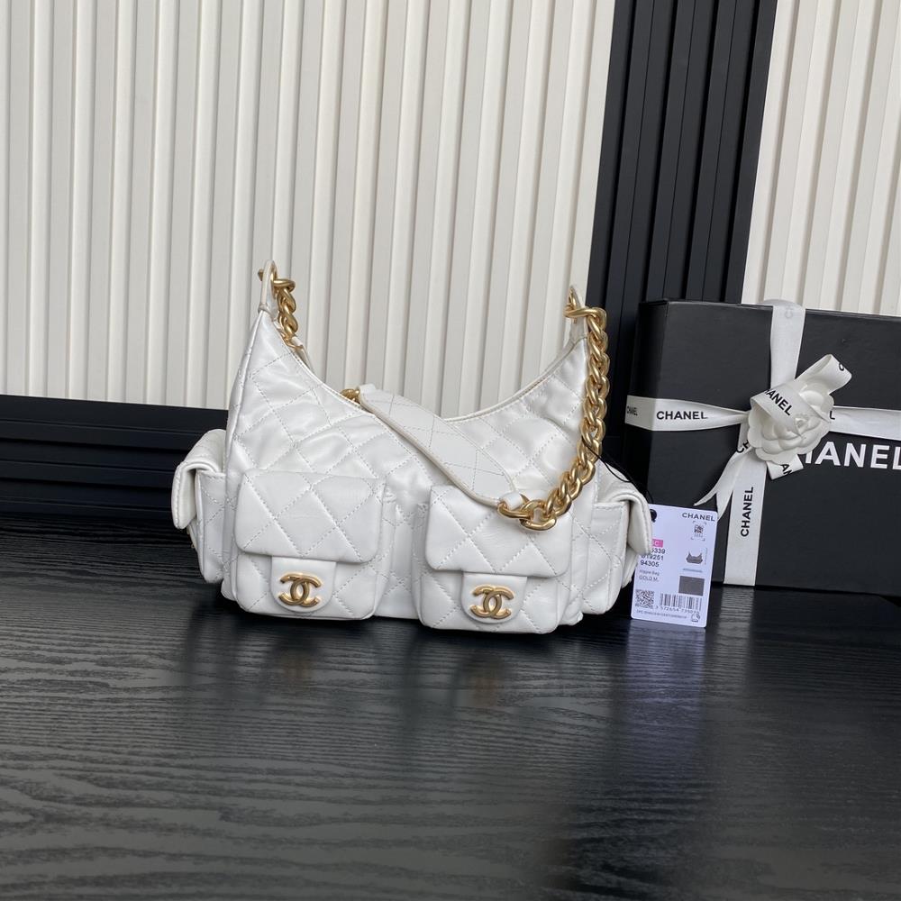 The Chanel 25C early spring collection AS5339 Hoho hippie bag features a unique double opening design that creates a truly casual and elegant upper bo