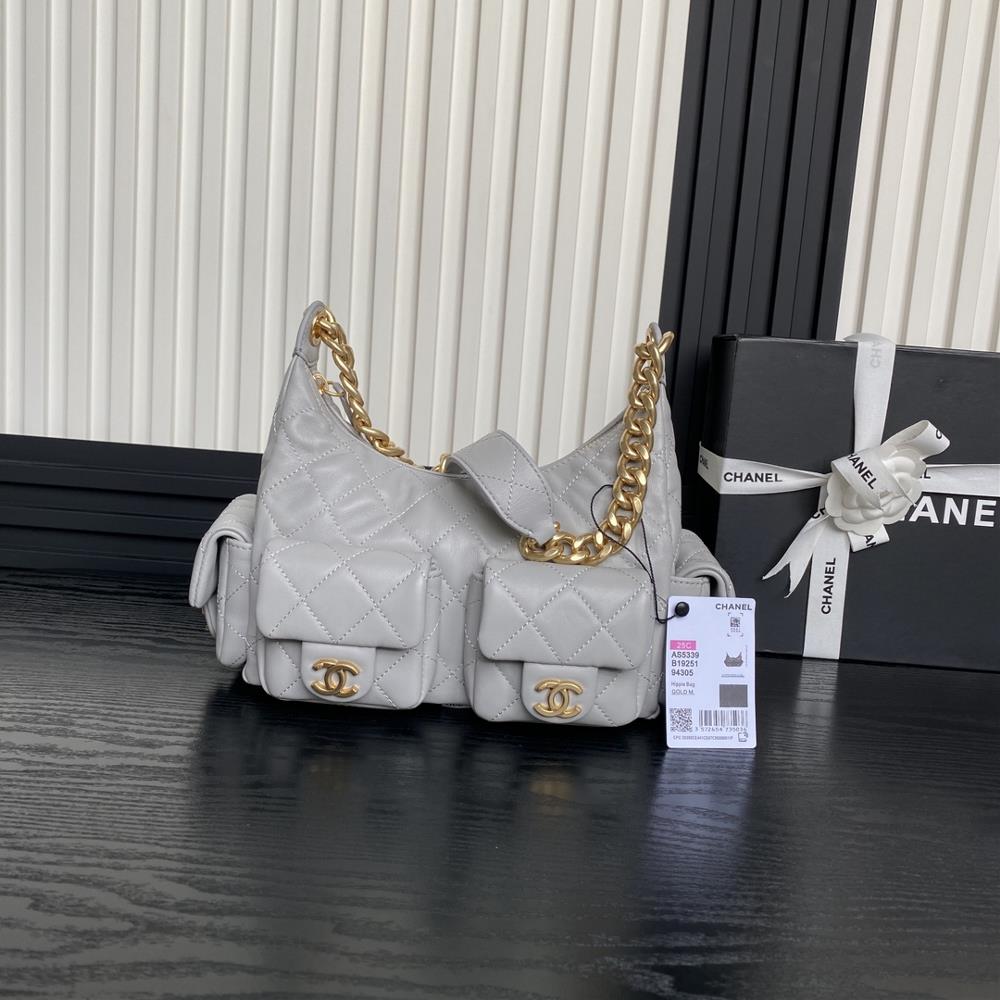 The Chanel 25C early spring collection AS5339 Hoho hippie bag features a unique double opening design that creates a truly casual and elegant upper bo