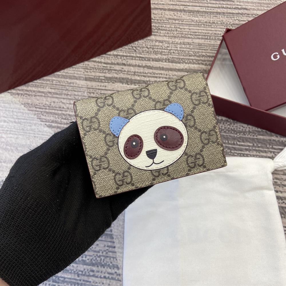 Equipped with a complete set of counter packaging GG mini wallets cute and playful animals such as cats dogs and pandas gather together to add the