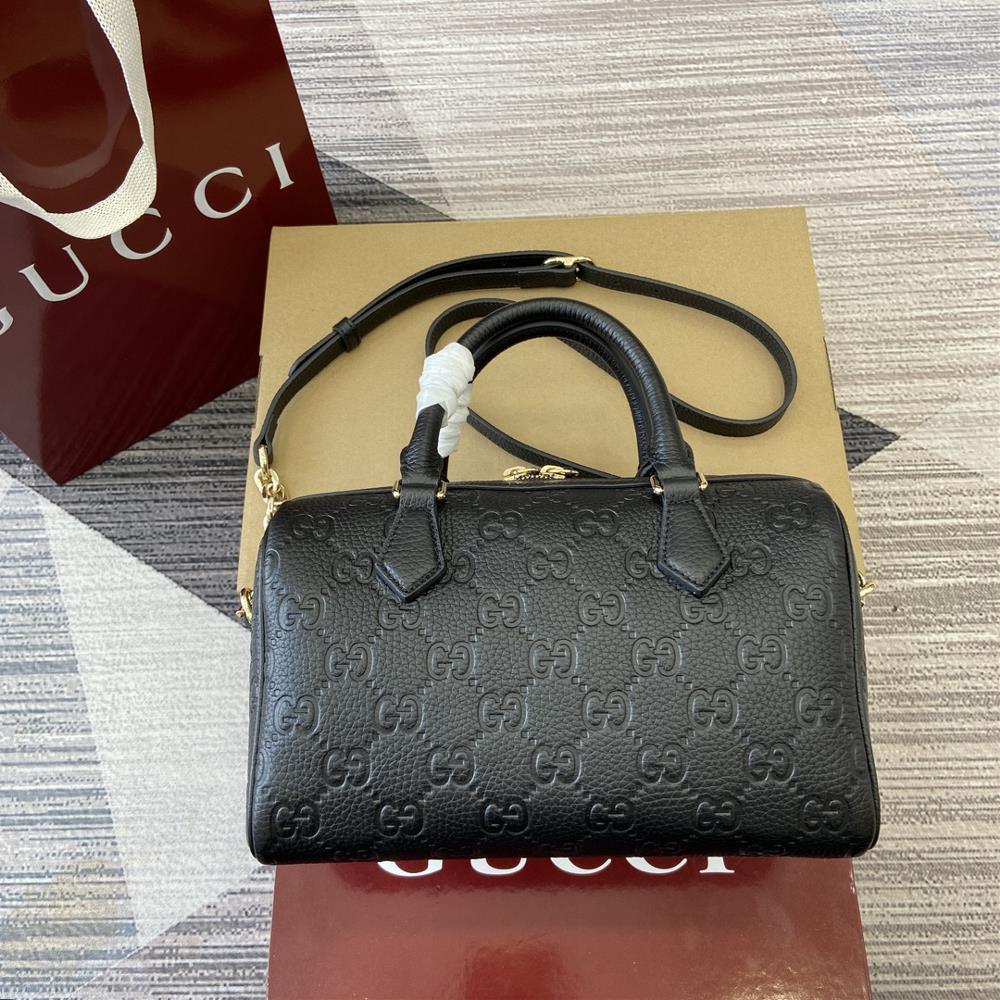 Comes with a complete set of counter packaging GG Emblem series small handbagThe GG Emblem series reinterprets classic patterns with creative design a