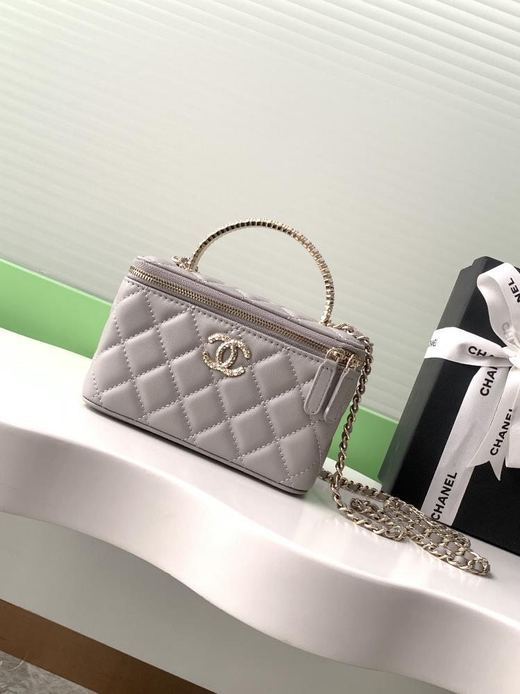 24B Limited Edition Diamond Handle Long Box Bag Makeup Slant Cross Bag with Diamond Handle Sheepskin Metal Hardware Exquisite and Noble Handle Hands