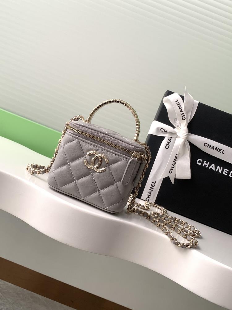 24B Limited Edition Diamond Handle Long Box Bag Makeup Slant Cross Bag with Diamond Handle Sheepskin Metal Hardware Exquisite and Noble Handle Hands