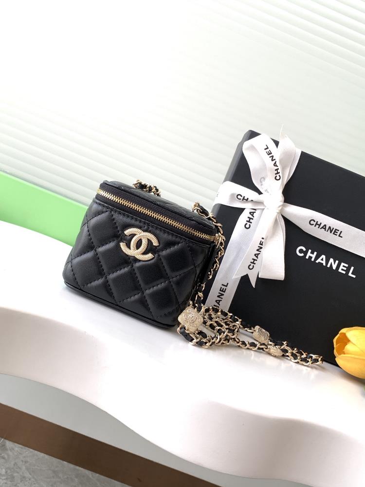 The 24K relief box bag with rhinestones and different happy classic styles have been released one after another The figure of the box bag is somewhat