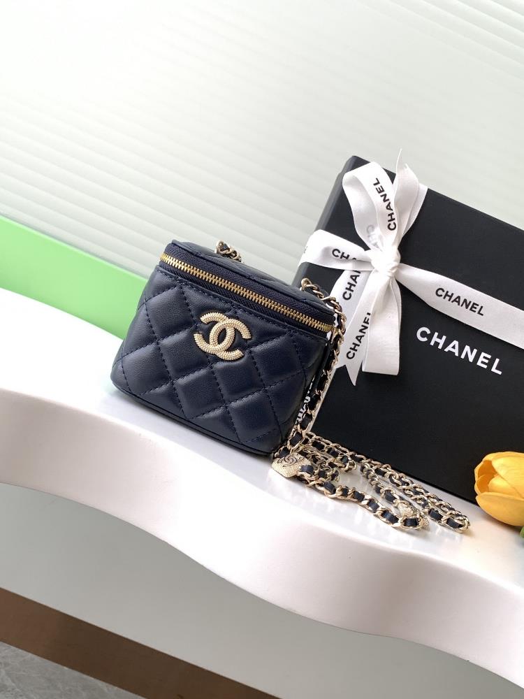 The 24K relief box bag with rhinestones and different happy classic styles have been released one after another The figure of the box bag is somewhat