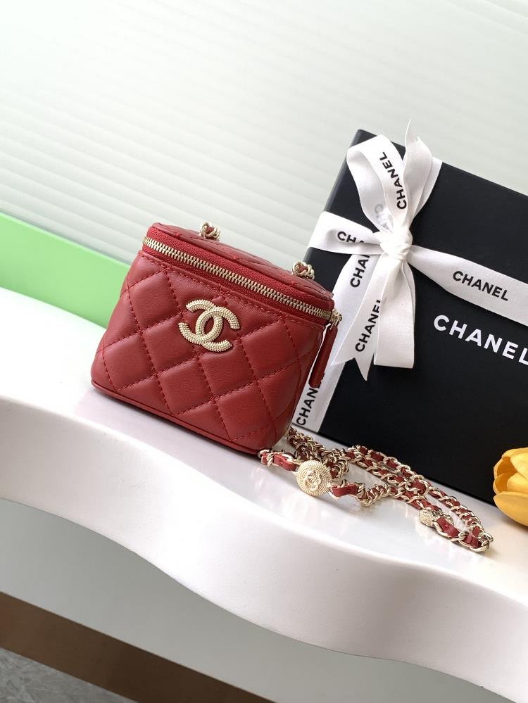 The 24K relief box bag with rhinestones and different happy classic styles have been released one after another The figure of the box bag is somewhat