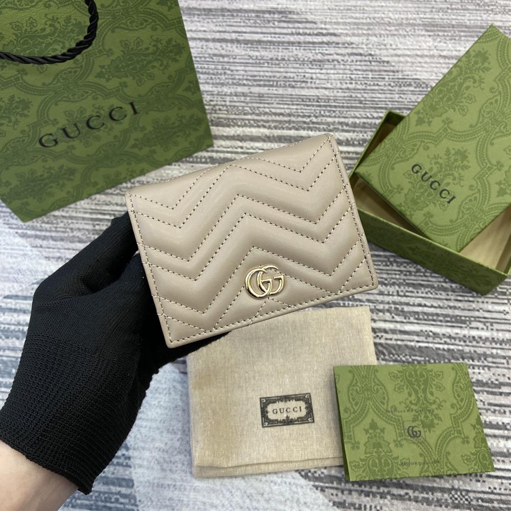 Comes with a complete set of counter packaging GG Marmont series quilted card bagsLike different shades of gray brown Guccis enduring design release