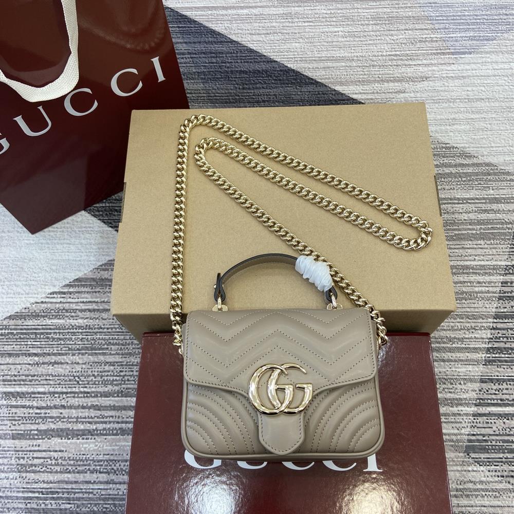 Comes with a complete set of counter packaging GG Marmont series mini handbagsThe GG Marmont series presents a new silhouette with classic color schem