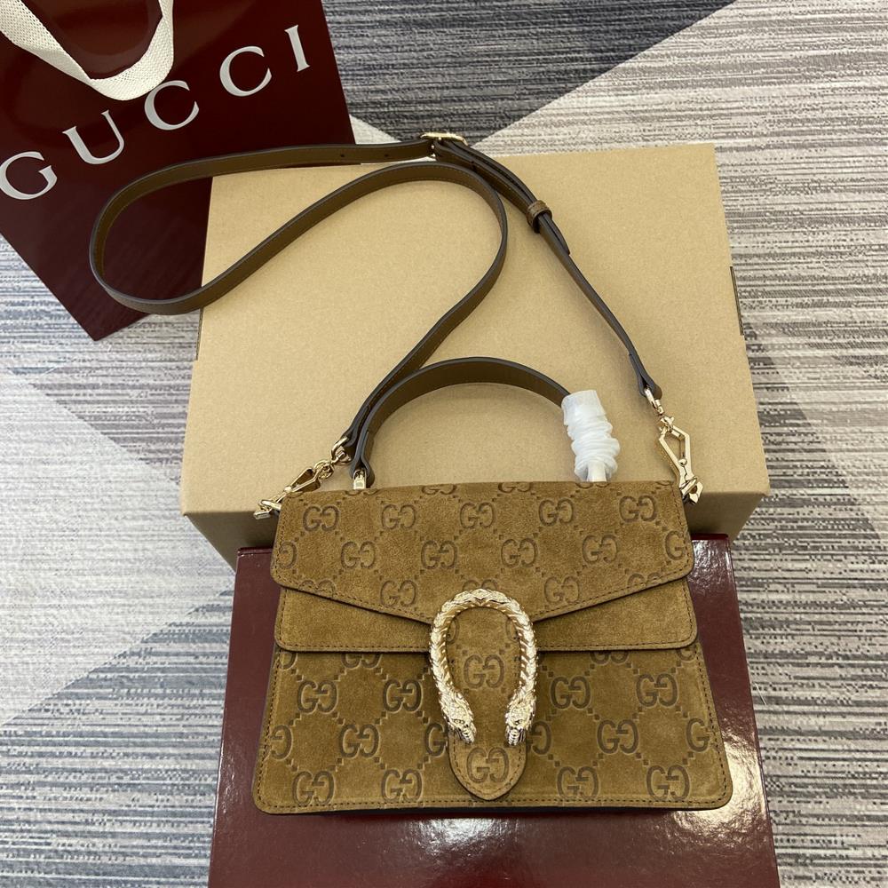 Equipped with a complete set of counter packaging Gucci creative director Sabato de Sarno has revitalized the classic Dionysus series mini handbag T