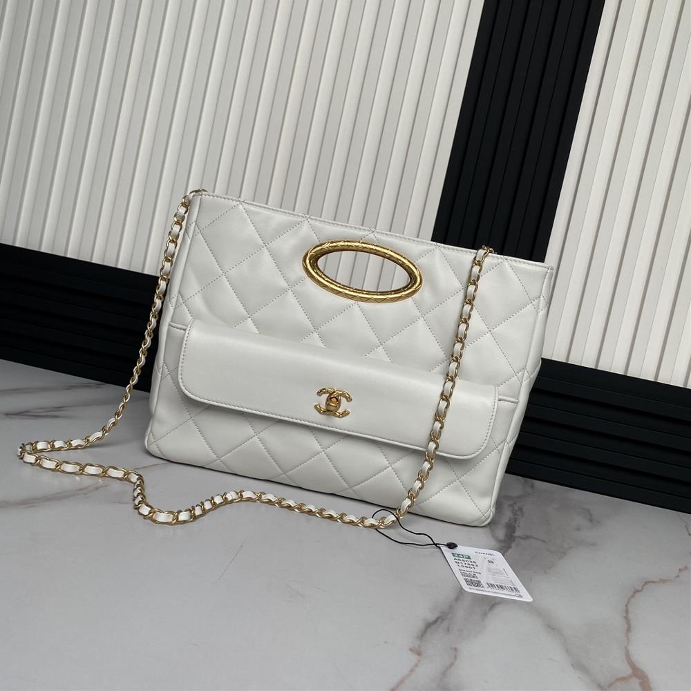 The Chanel 24B autumnwinter collection highend dinner bag AS5036 is made of soft and smooth lambskin material and the metal color scheme is clearly