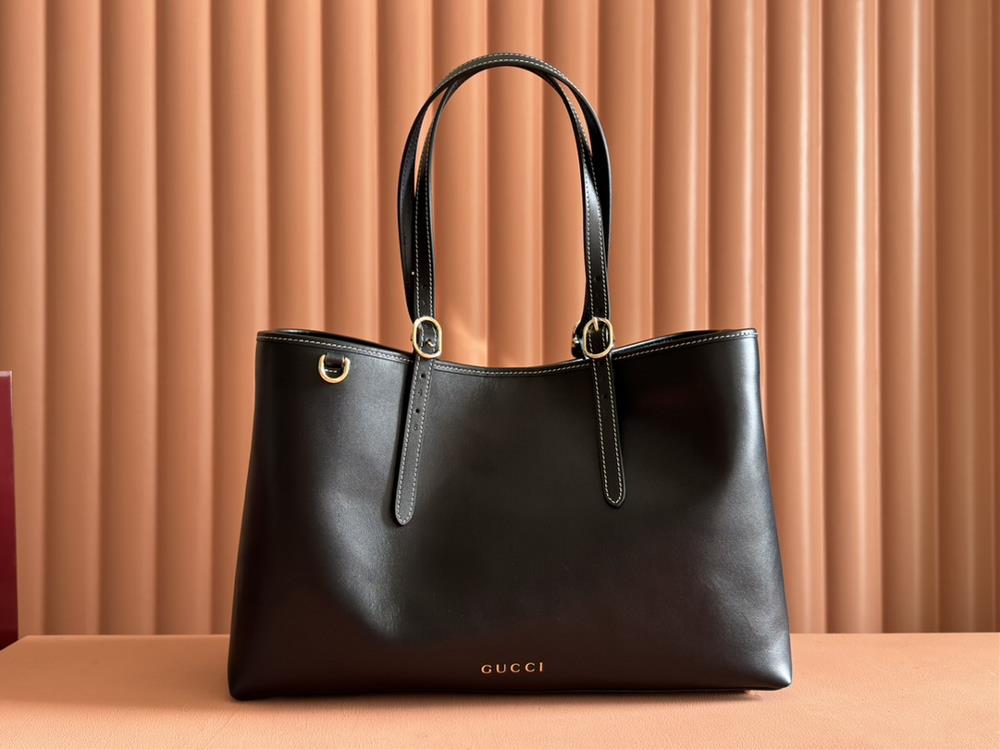 The new GG Emblem series reinterprets the brands timeless elegance and exquisite craftsmanship This mediumsized tote bag is equipped with an adjust