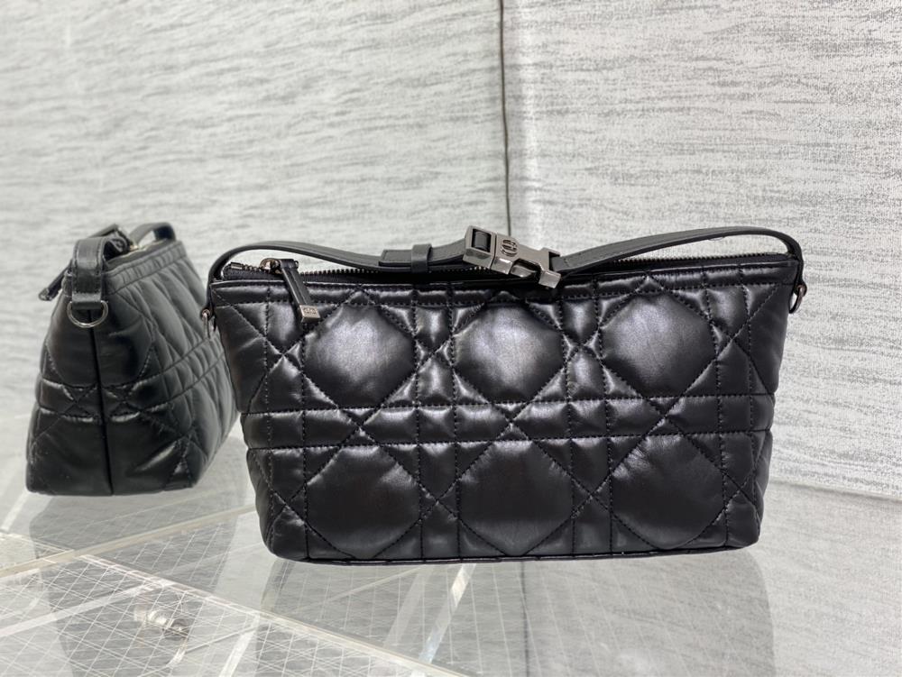 Black large size in stockDior Nomad handbag lunch box bagAnother heavyweight recommendation on the recent lunch box firesEvery brand has launched it