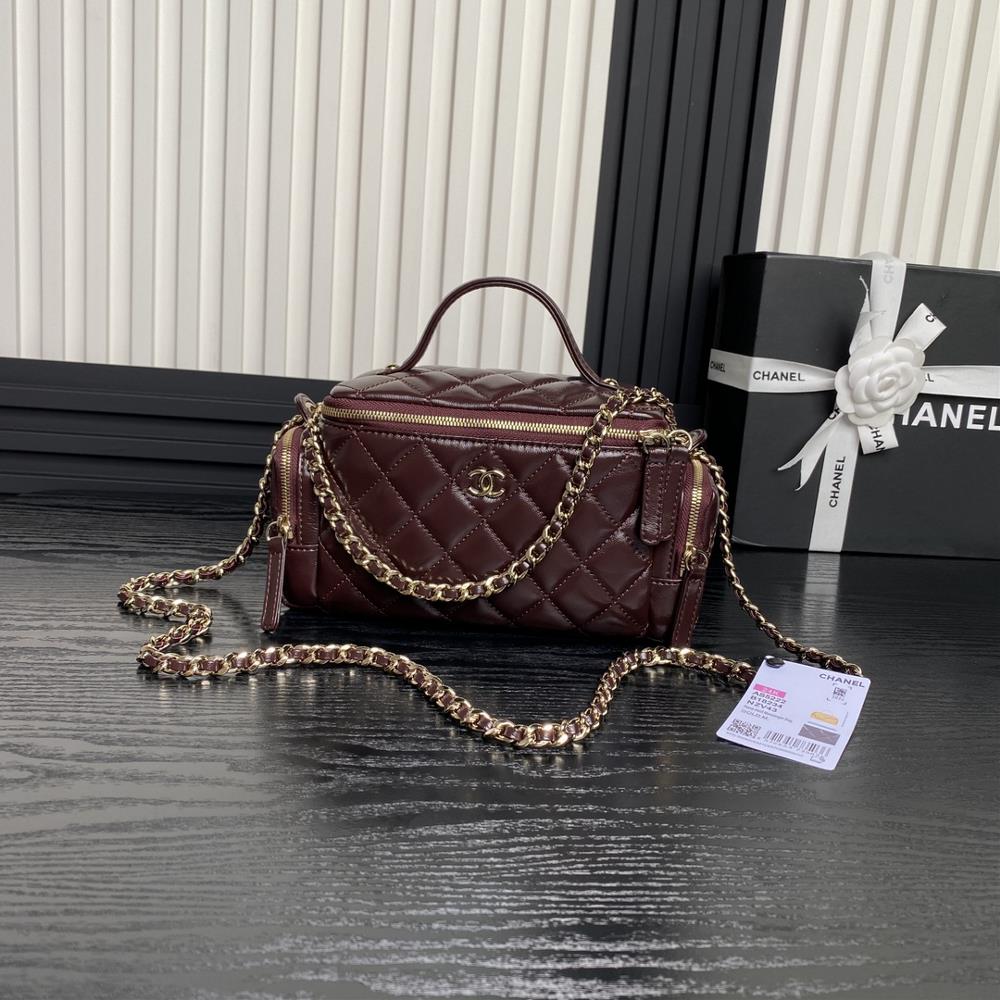 I love the Chanel 24K bowling AS5222 camera bag so much Its made of lambskin with gold metal which feels soft and comfortable to the touch The hig