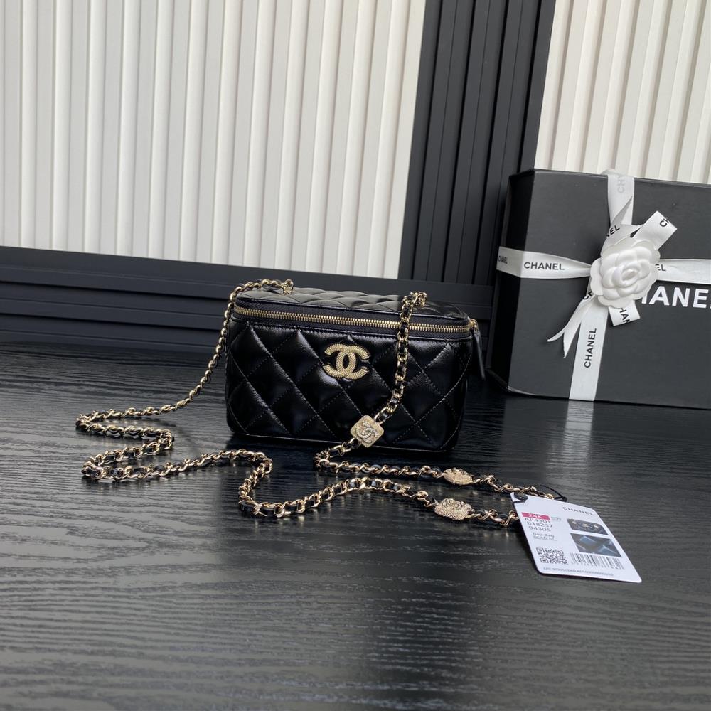 The Chanel 24K makeup bag AP4301 embossed rhinestone chain is super luxurious made of highquality sheepskin material with excellent glossiness and h