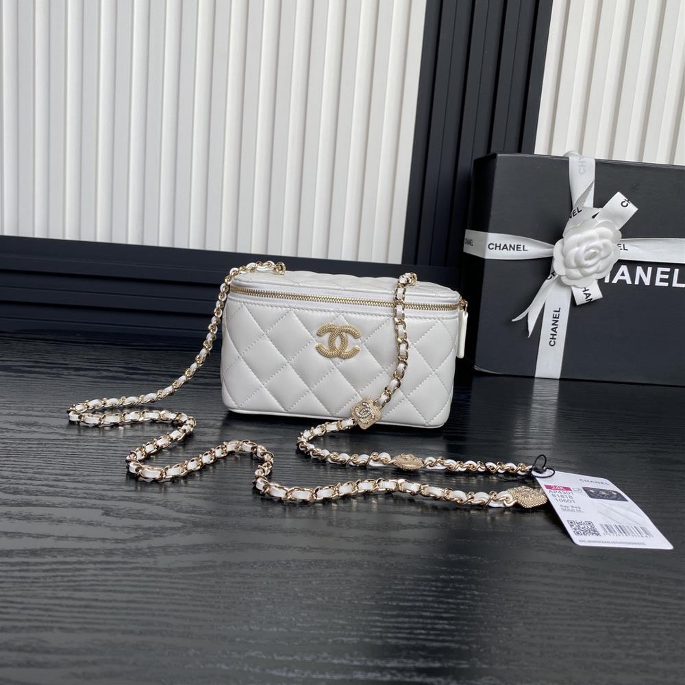 The Chanel 24K makeup bag AP4301 embossed rhinestone chain is super luxurious made of highquality sheepskin material with excellent glossiness and h