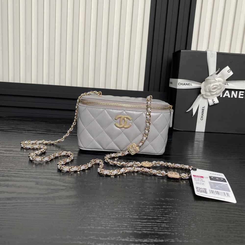 The Chanel 24K makeup bag AP4301 embossed rhinestone chain is super luxurious made of highquality sheepskin material with excellent glossiness and h