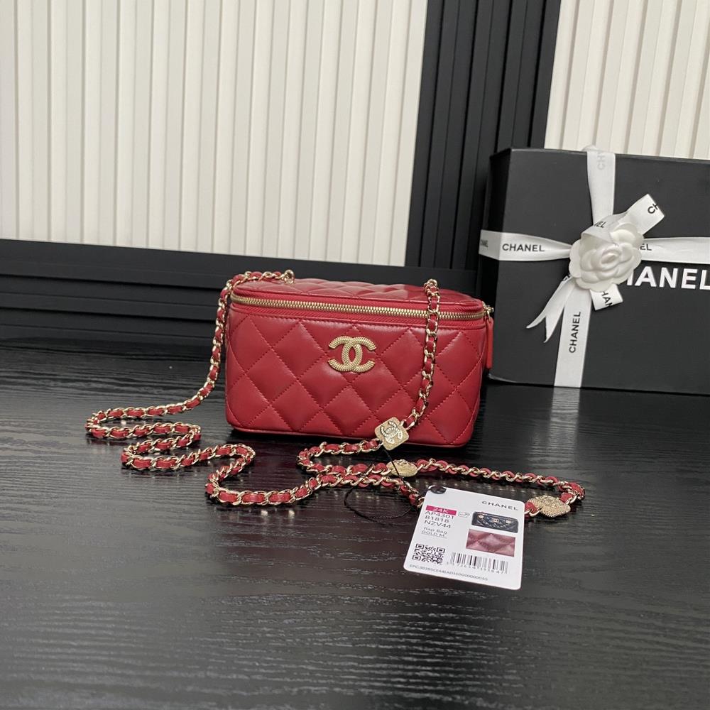 The Chanel 24K makeup bag AP4301 embossed rhinestone chain is super luxurious made of highquality sheepskin material with excellent glossiness and h