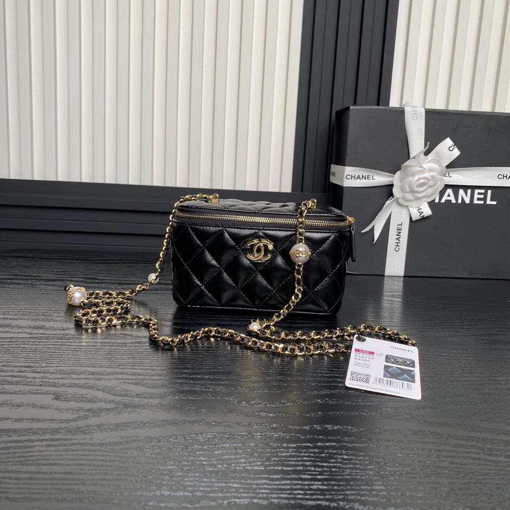 The Chanel 24K Pearl Makeup Bag AP4285 is super luxurious made of highquality sheepskin material with excellent glossiness and hand feel Whats eve