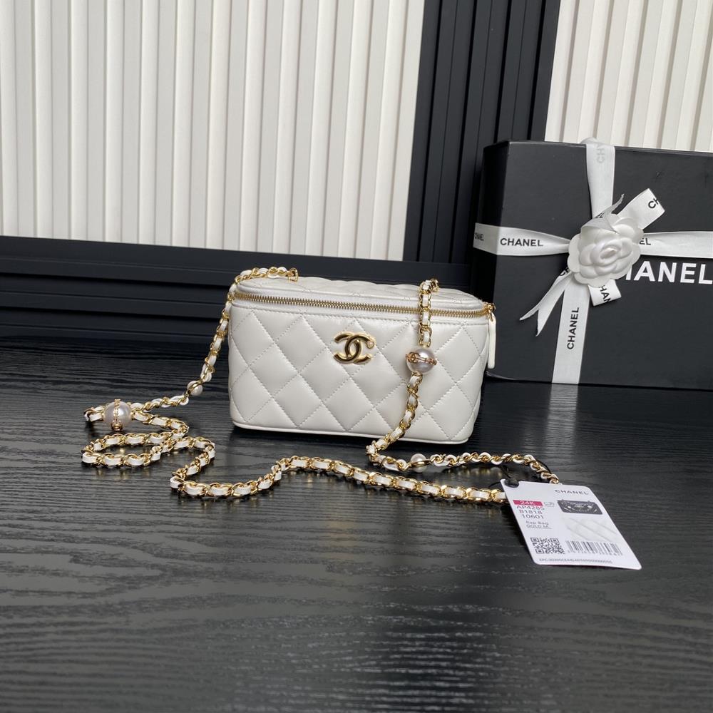 The Chanel 24K Pearl Makeup Bag AP4285 is super luxurious made of highquality sheepskin material with excellent glossiness and hand feel Whats eve