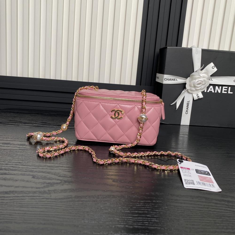 The Chanel 24K Pearl Makeup Bag AP4285 is super luxurious made of highquality sheepskin material with excellent glossiness and hand feel Whats eve