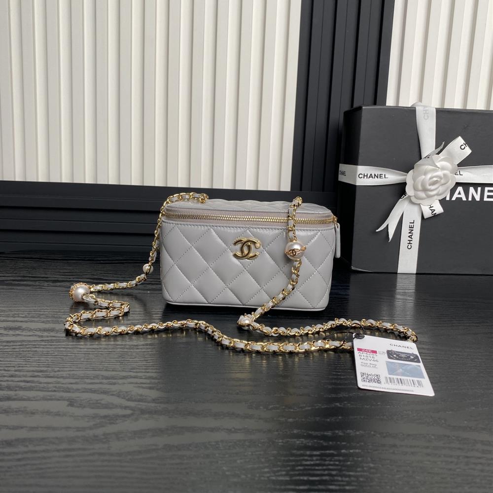 The Chanel 24K Pearl Makeup Bag AP4285 is super luxurious made of highquality sheepskin material with excellent glossiness and hand feel Whats eve