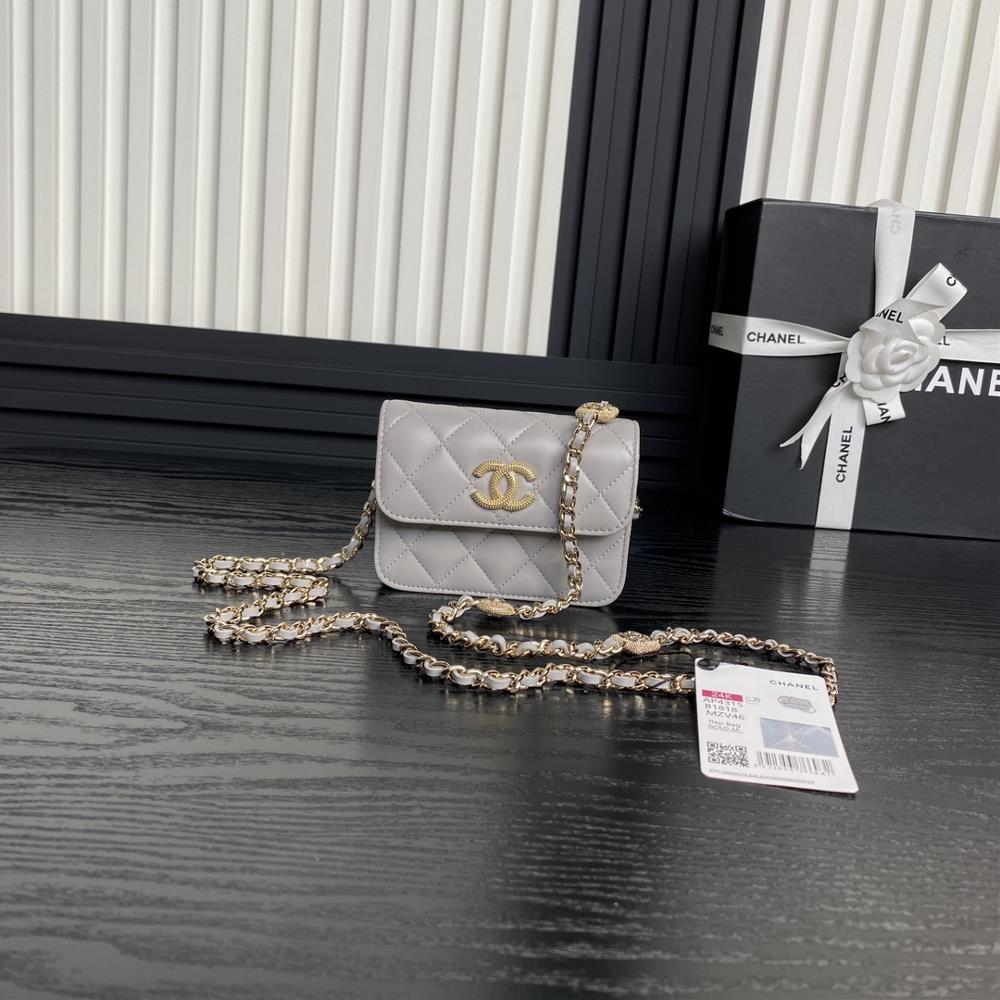 The Chanel 24K small waste bag AP4315 embossed rhinestone chain is super luxurious made of highquality sheepskin material with excellent glossiness