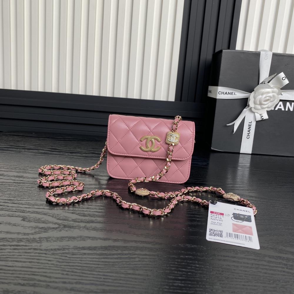 The Chanel 24K small waste bag AP4315 embossed rhinestone chain is super luxurious made of highquality sheepskin material with excellent glossiness